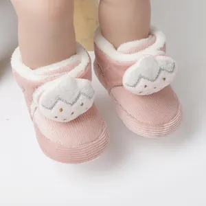 Detailansicht niedlicher rosa Erdbeere Babyschuhe mit weichem, warmem weißem Fleecefutter