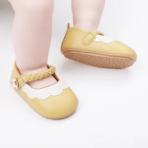 Detailansicht gelber Lauflernschuhe für Babys mit geflochtenem Riemen