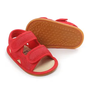 Detail der roten Babysandalen mit rutschfester Gummisohle und Mesh-Obermaterial
