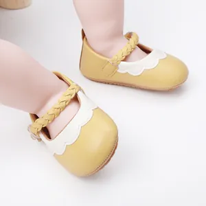 Detailansicht gelbe Baby-Lauflernschuhe mit geflochtenem Riemen und Wellenrand