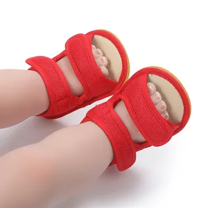 Detailansicht der atmungsaktiven roten Netz-Lauflernschuhe für Babys mit Gummisohle