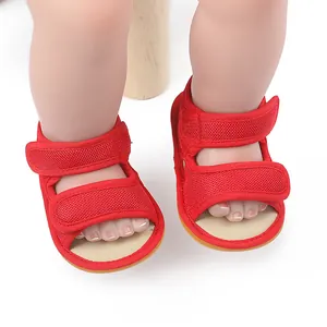 Detailansicht rote Babysandalen mit Netzbändern und rutschfester Gummisohle im Sommer