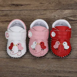 Zapatos de bebé para gateo con lindos pájaros de dibujos en blanco, rosa y rojo vivo