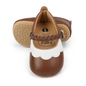 Detailansicht der braun-weißen Leder-Lauflernschuhe für Babys mit geflochtenem Riemen
