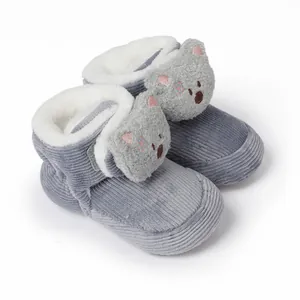 Nahaufnahme grauer Baby-Schuhe aus Cord mit süßem Bärendesign und warmem Fleece
