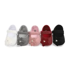 Varietà di colori per scarpe da principessa per neonati con suola morbida e fiori