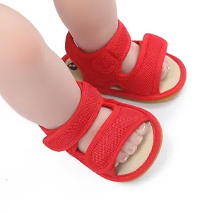 Nahaufnahme roter Baby-Lauflernsandalen aus Mesh mit Klettverschluss und rutschfester Sohle