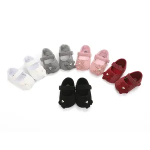 Vista dettagliata di scarpe da principessa per neonati in vari colori con suola morbida
