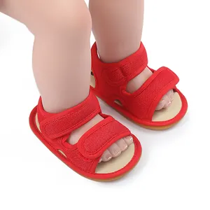 Detailansicht der roten atmungsaktiven Baby-Sandalen mit Klettverschlussbändern