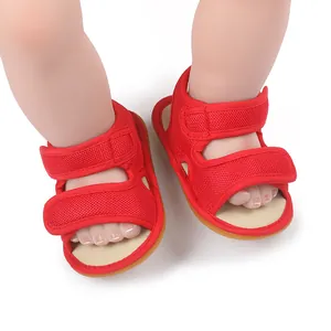 Detailansicht rote atmungsaktive Mesh-Babysandalen mit sicherem Doppel-Klettverschluss.