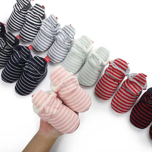 Vue détaillée de chaussons rayés pour bébé avec doublure en peluche en plusieurs couleurs