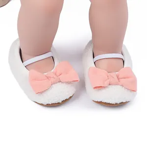 Zapatos suaves de vellón blanco para bebé con lazos rosas y correas