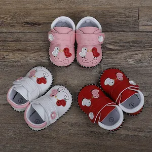 Varios colores de zapatos de bebé con bordados de dibujos animados en rosa blanco y rojo