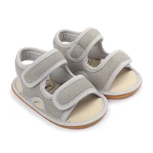 Detailansicht atmungsaktiver Mesh-Babysandalen mit rutschfester Gummisohle für Kleinkinder