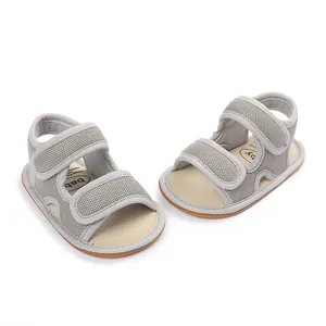 Nahaufnahme von atmungsaktiven Baby-Sommersandalen aus Mesh mit rutschfesten Sohlen