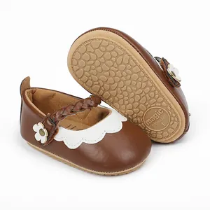 Detailansicht brauner Baby-Lauflernschuhe mit Blumenakzent und rutschfester Sohle