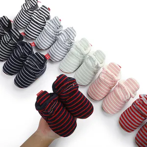 Détail de plusieurs coloris de chaussons d'hiver rayés pour bébé avec doublure polaire.