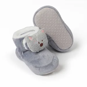 Detaillierte Ansicht der grauen Cord-Babyschuhe mit niedlichem Bärengesicht-Design