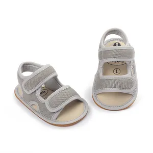 Detailansicht grauer atmungsaktiver Baby-Lauflernschuhe mit rutschfester Gummisohle