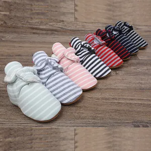 Chaussons de marche bébé rayés multicolores en polaire chaude pour l'hiver