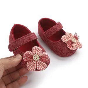 Primer plano zapatos bebé princesa rojos con flor de tela y botón