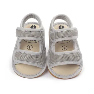 Graue Mesh-Babysandalen mit rutschfester Gummisohle und Klettverschluss in der Draufsicht