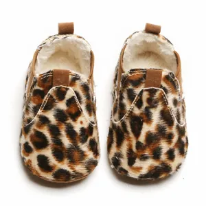Détail de chaussures de bébé léopard avec doublure en fourrure chaude et douce