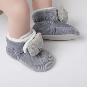 Nahaufnahme von grauen Baby-Booties aus Cord mit süßer Katzendeko und warmem Fleece-Futter
