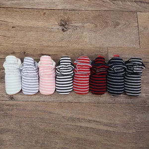 Collection de divers chaussons et chaussettes à rayures chaudes d'hiver pour bébé