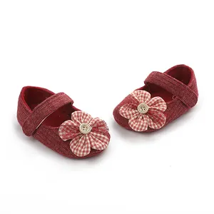 Zapatos rojos de gateo para bebé niña con flor de cuadros y detalle de botón