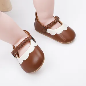 Detailansicht brauner Baby-Lauflernschuhe mit weißem Wellenrand und geflochtenem Riemen
