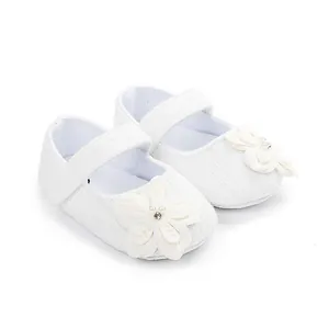 Scarpe da principessa bianche per neonati con suola morbida e dettaglio fiore e perle