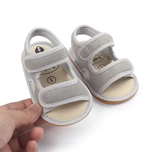Detail der atmungsaktiven grauen Mesh-Babysandalen mit weicher Gummisohle