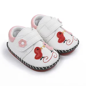 Lindos zapatos blancos para bebés con bordado de pájaro y suelas suaves antideslizantes.