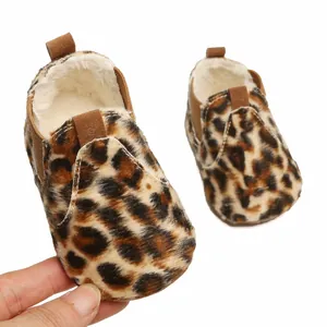 Vue détaillée des chaussures de marche pour bébé en imprimé léopard avec doublure chaude