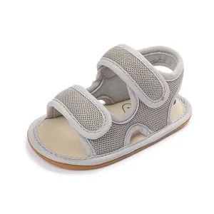Nahaufnahme der grauen Mesh-Babysandale mit Klettverschluss und weicher rutschfester Sohle
