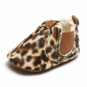 Gros plan détaillé de chaussures de marche pour bébé à motif léopard et doublure polaire