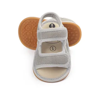 Detailansicht grauer Baby-Lauflernschuhe aus Mesh mit zwei verstellbaren Klettverschlüssen