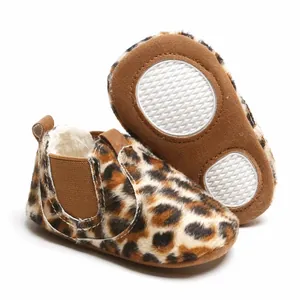 Vue détaillée des chaussures de marche bébé léopard avec semelle souple