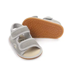 Graue Baby-Sandalen mit rutschfester brauner Gummisohle und Mesh-Obermaterial