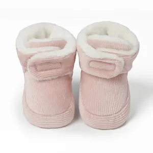 Detailansicht weicher rosa Baby-Boots aus Cord mit warmem weißem Kunstfellfutter
