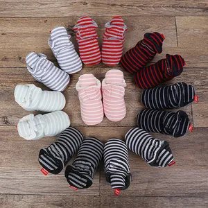 Vue détaillée de plusieurs modèles de chaussons de bébé rayés et chauds pour l'hiver.