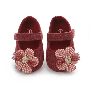 Zapatos de andar para bebé niña rojos con flores decorativas a cuadros y botones