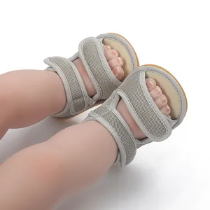 Detailansicht von atmungsaktiven grauen Mesh Baby-Sandalen mit rutschfester Gummisohle