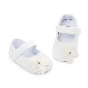 Scarpe da neonato bianche con suola morbida e decorazione floreale in tessuto e perle