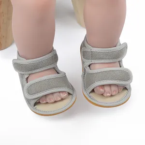 Nahaufnahme grauer Baby-Sommersandalen mit atmungsaktivem Mesh und Klettverschluss
