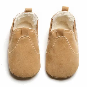 Vue de dessus de chaussures de marche pour bébé en daim avec doublure chaude en fourrure
