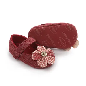 Detalle de zapatos rojos para bebé con flor decorativa y suela antideslizante