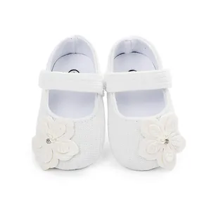 Eleganti scarpe Mary Jane in maglia bianca per neonata con delicate applicazioni floreali