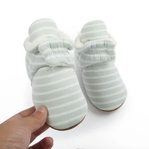 Vue détaillée de bottines d'hiver à rayures pour bébé avec doublure en polaire chaude.